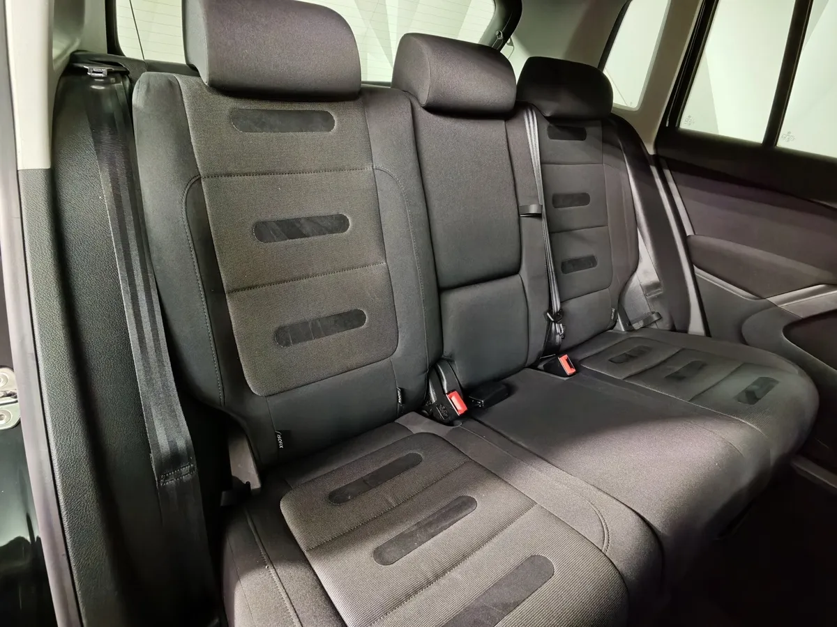 Volkswagen Tiguan 2.0 TSI 4Motion AT (170 л.с.) Track & Field Черный в АВИЛОН. Слайд №16