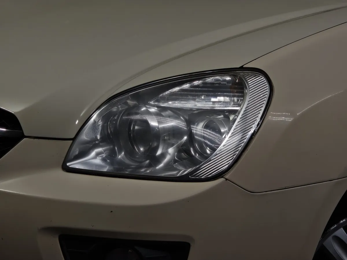 Kia Carens 2.0 MT (137 л.с.) Бежевый в АВИЛОН. Слайд №10