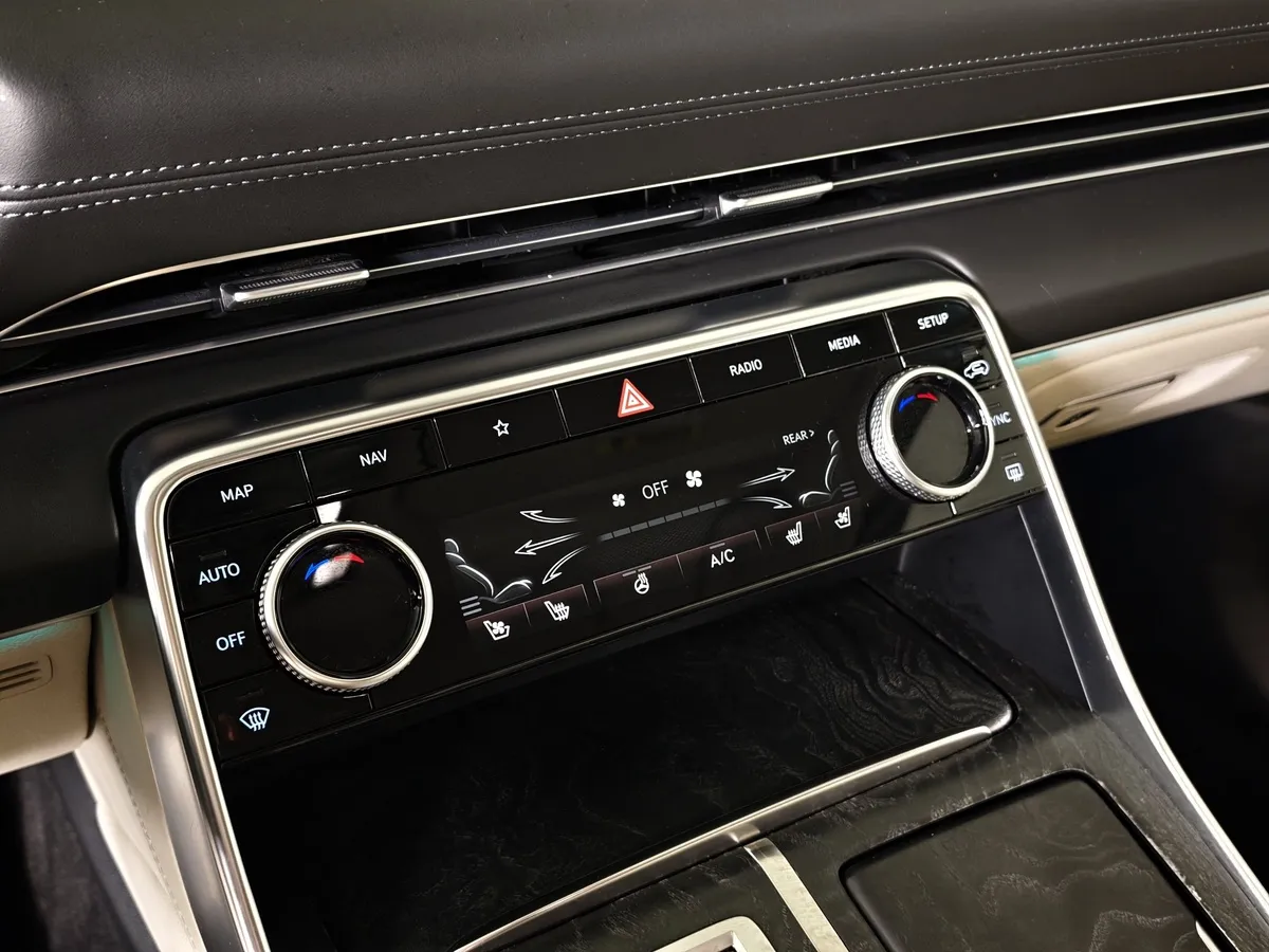 Genesis GV80 2.5 T-GDI 8AT 4WD (249 л.с.) Luxury Черный в АВИЛОН. Слайд №22