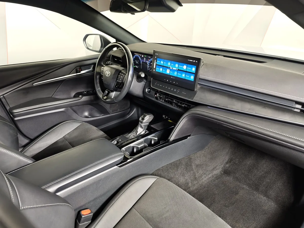 Toyota Camry 2.0h CVT (197 л.с.) Sport Plus Белый в АВИЛОН. Слайд №13