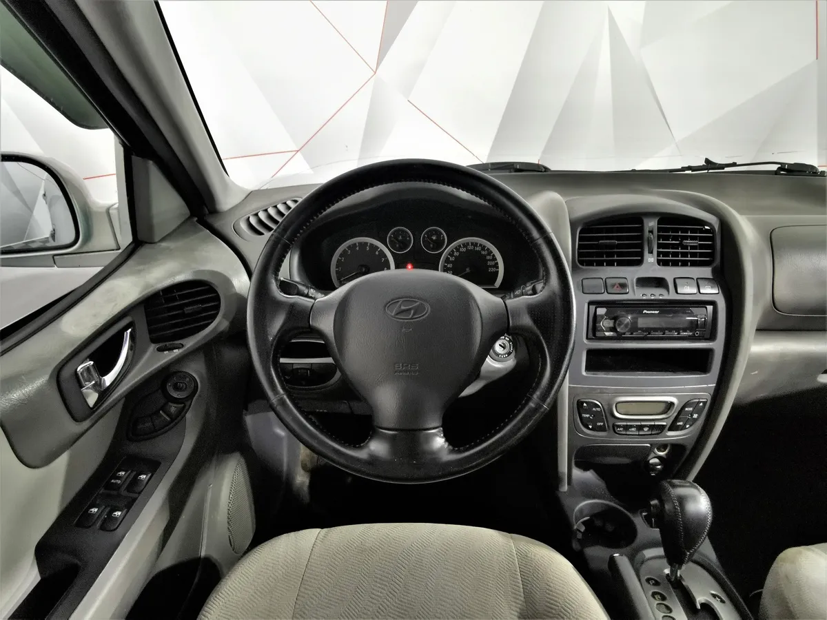 Hyundai Santa Fe 2.7 AT (173 л.с.) Серебристый в АВИЛОН. Слайд №18
