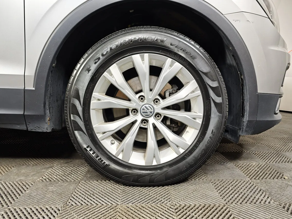 Volkswagen Tiguan 1.4 TSI BlueMotion DSG (150 л.с.) Sport&Style Серебристый в АВИЛОН. Слайд №9