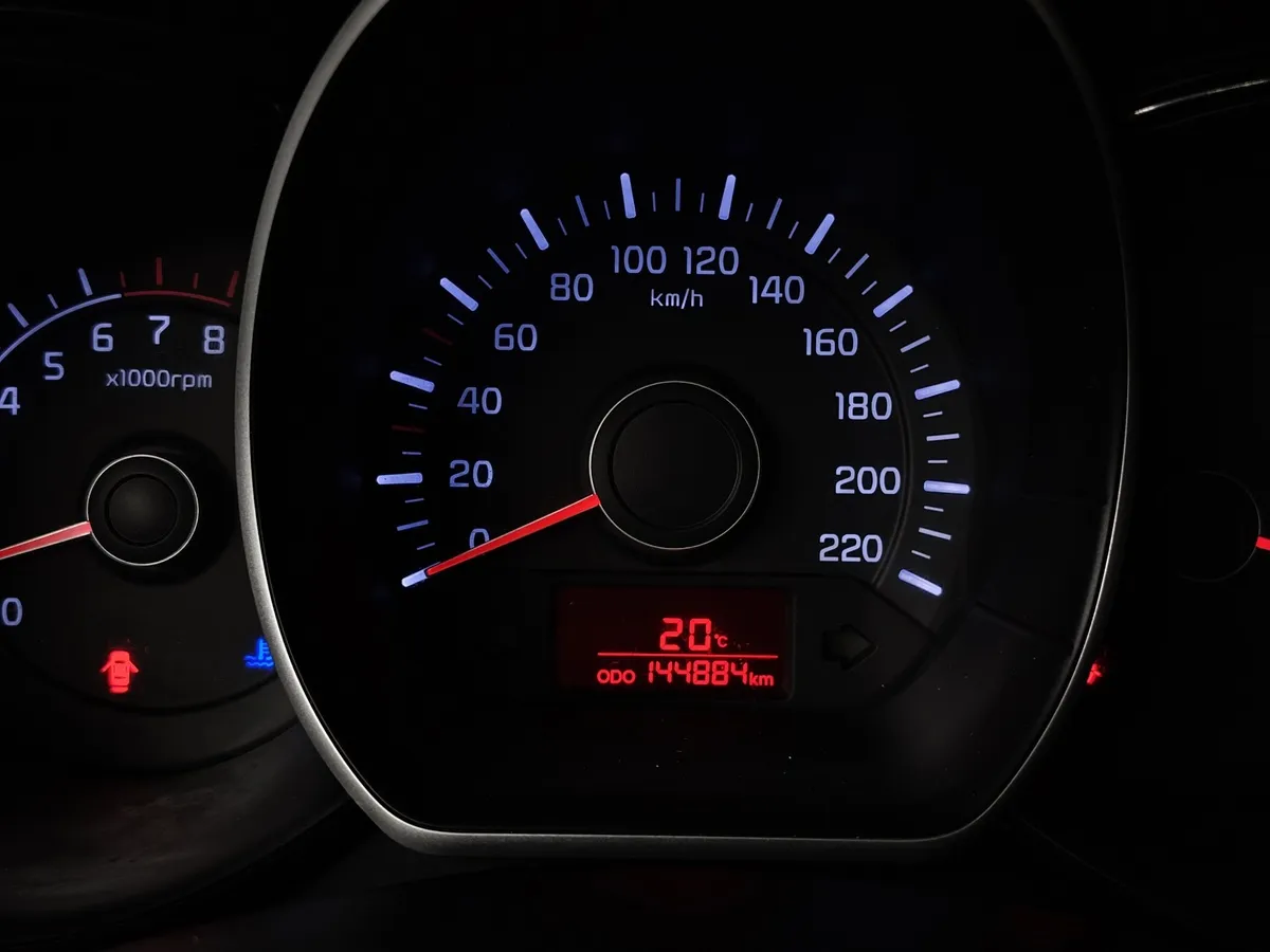 Kia Rio 1.6 MT (123 л.с.) Luxe Белый в АВИЛОН. Слайд №17