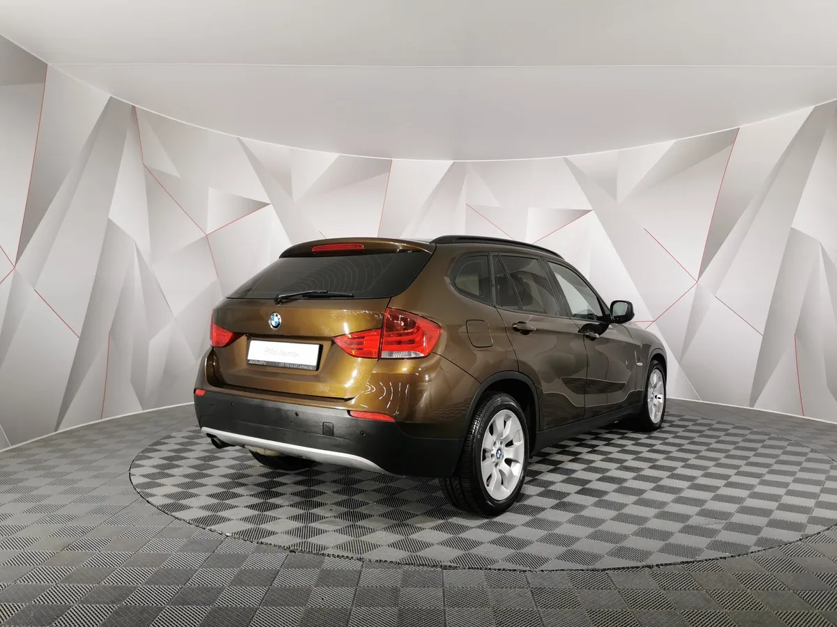 BMW X1 sDrive18i AT (150 л.с.) Коричневый в АВИЛОН. Слайд №2