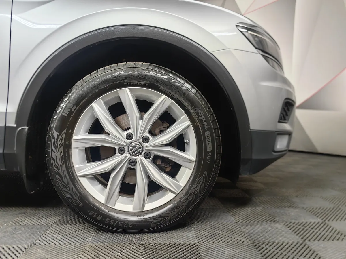 Volkswagen Tiguan 2.0 TDI 4Motion AT (140 л.с.) Track & Field Серебристый в АВИЛОН. Слайд №9
