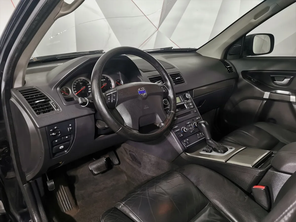Volvo XC90 2.5 T5 Geartronic AWD (5 мест) (210 л.с.) Черный в АВИЛОН. Слайд №17