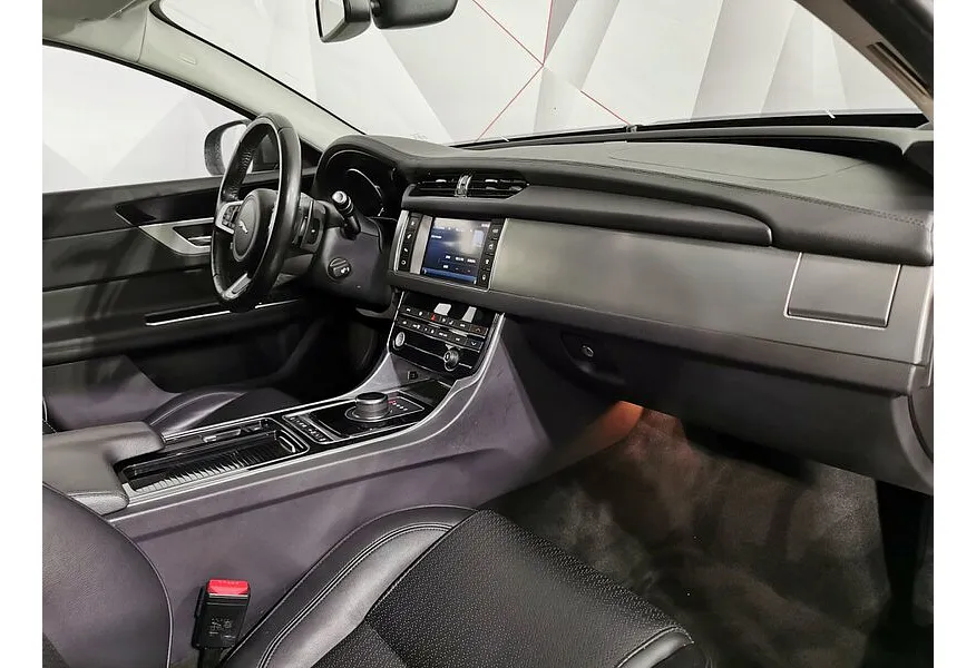 Jaguar XF 2.0 D AT AWD (240 л.с.) SE Серый в АВИЛОН. Слайд №13