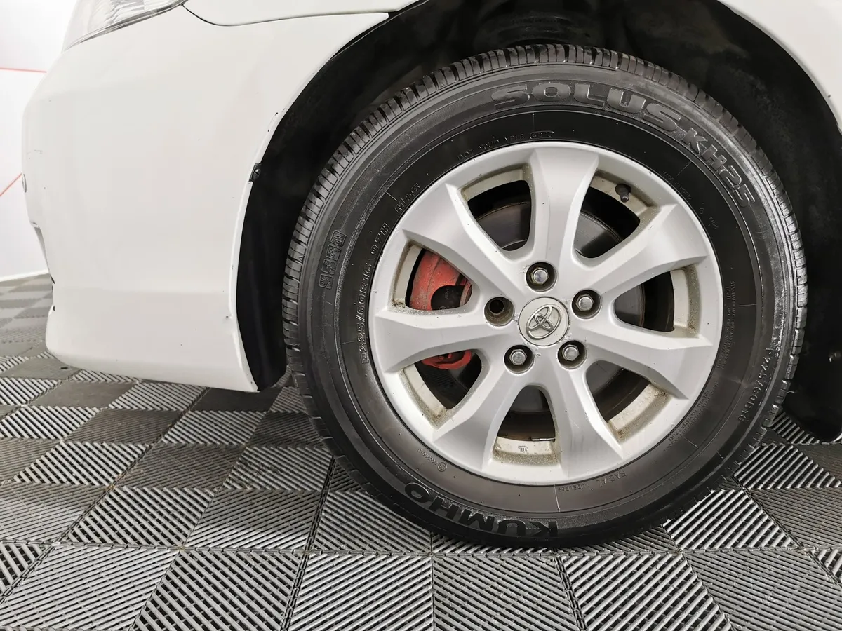 Toyota Camry 2.4 VVT-i AT (167 л.с.) Белый в АВИЛОН. Слайд №9