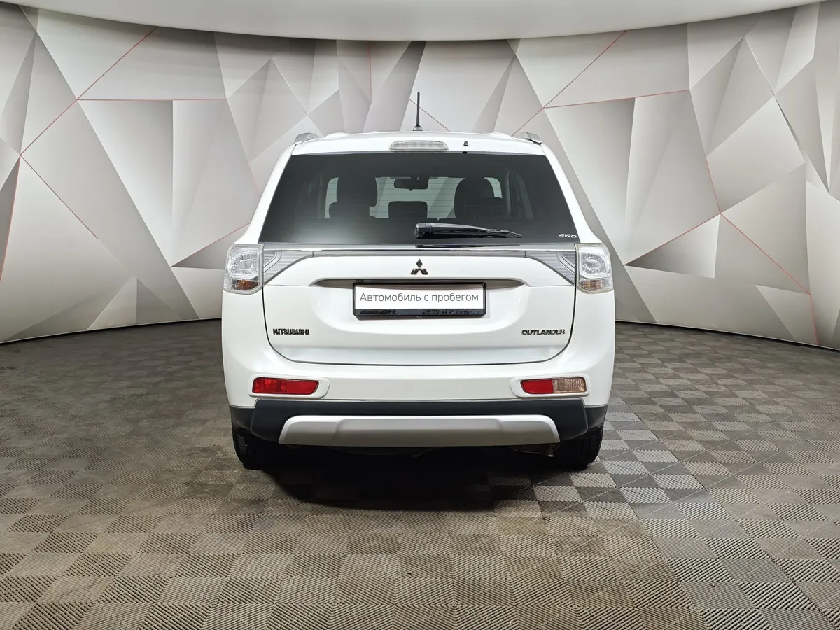 Mitsubishi Outlander 2.4 MIVEC CVT 4WD (167 л.с.) Ultimate Plus Белый в АВИЛОН. Слайд №8