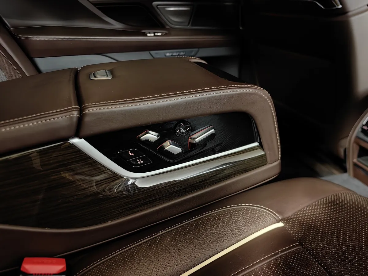 BMW 7 серия 730Ld xDrive AT (249 л.с.) Base (Локальная сборка) Серый в АВИЛОН. Слайд №20