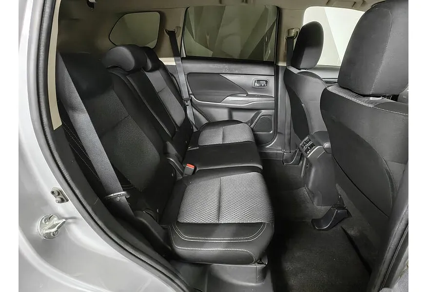 Mitsubishi Outlander 2.0 CVT 4WD (146 л.с.) Серебристый в АВИЛОН. Слайд №16