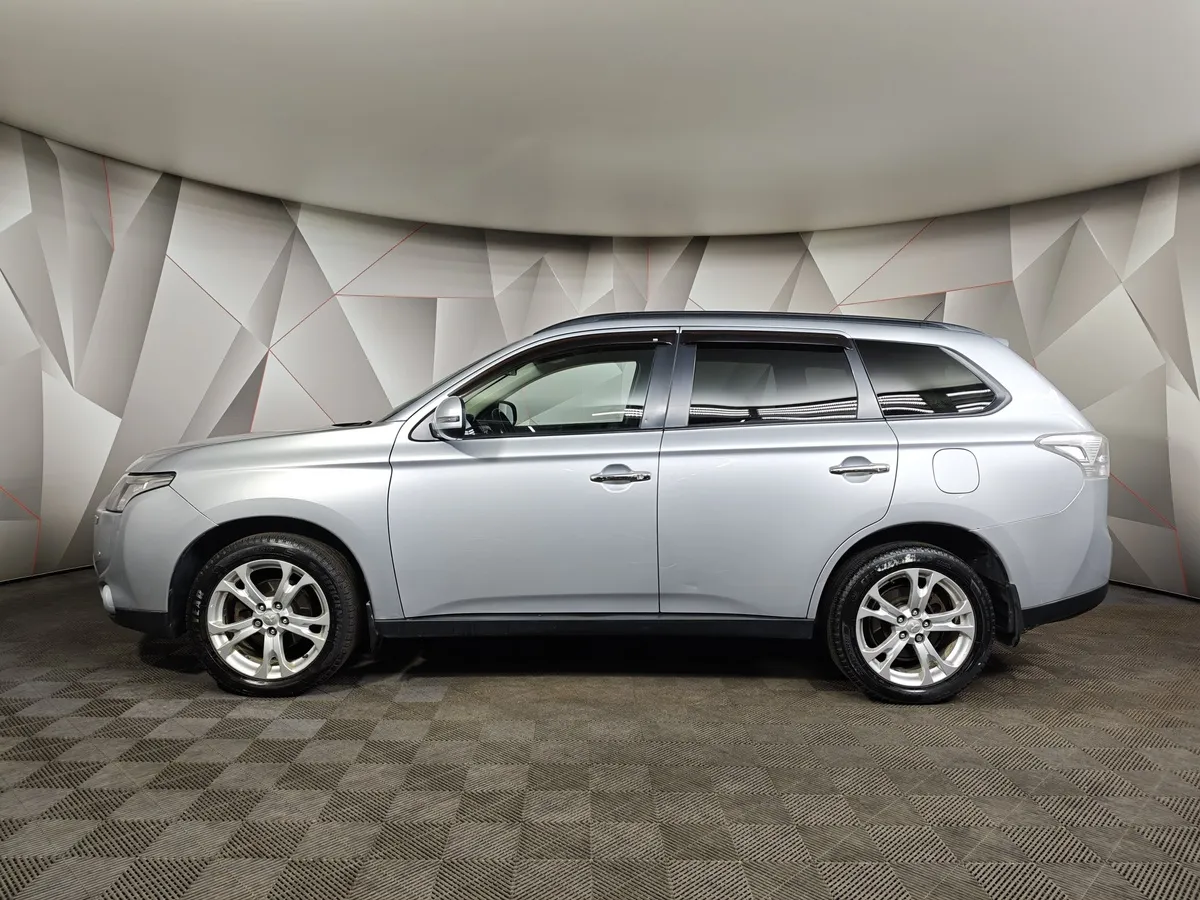 Mitsubishi Outlander 2.4 MIVEC CVT 4WD (167 л.с.) Ultimate Plus Серебристый в АВИЛОН. Слайд №5