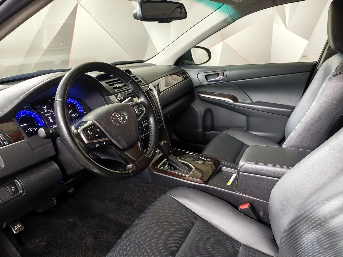 Toyota Camry 2.5 AT (181 л.с.) Белый в АВИЛОН. Слайд №18