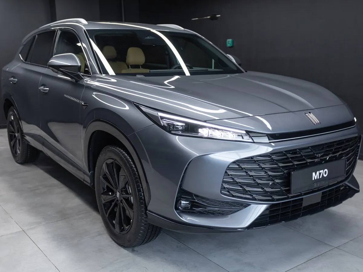 Москвич М70 1.5 DCT FWD (150 л.с.) Драйв Серый в АВИЛОН. Слайд №2