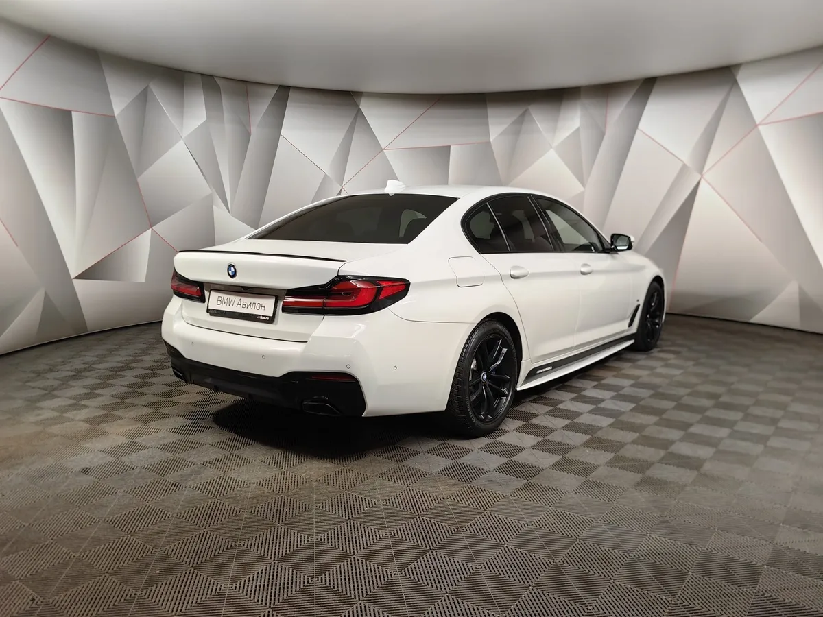 BMW 5 серия 540i xDrive Steptronic (340 л.с.) M Sport Pro Белый в АВИЛОН. Слайд №2
