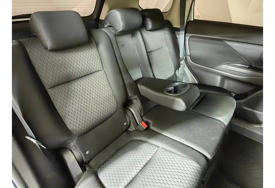 Mitsubishi Outlander 2.4 CVT 4WD (167 л.с.) Серебристый в АВИЛОН. Слайд №17