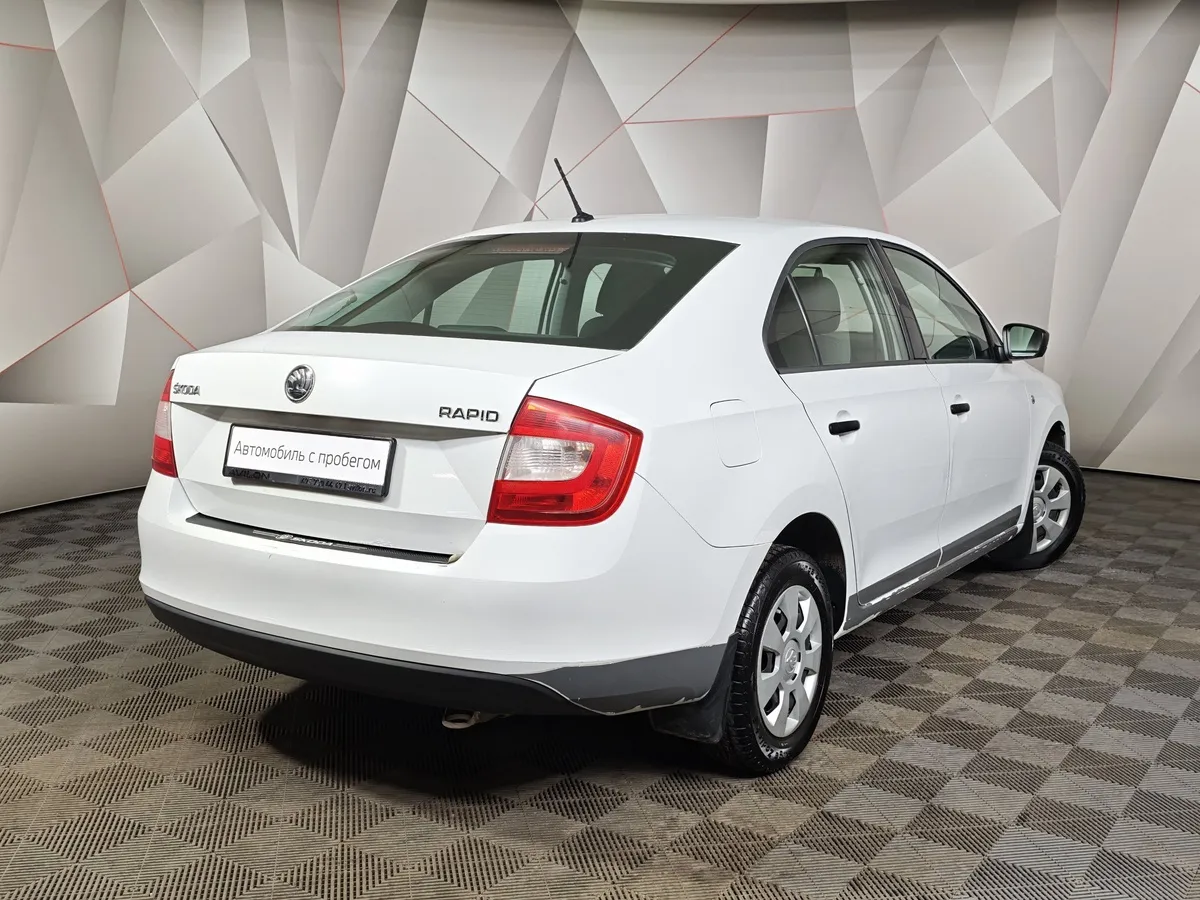 Skoda Rapid 1.6 MT (90 л.с.) Белый в АВИЛОН. Слайд №2