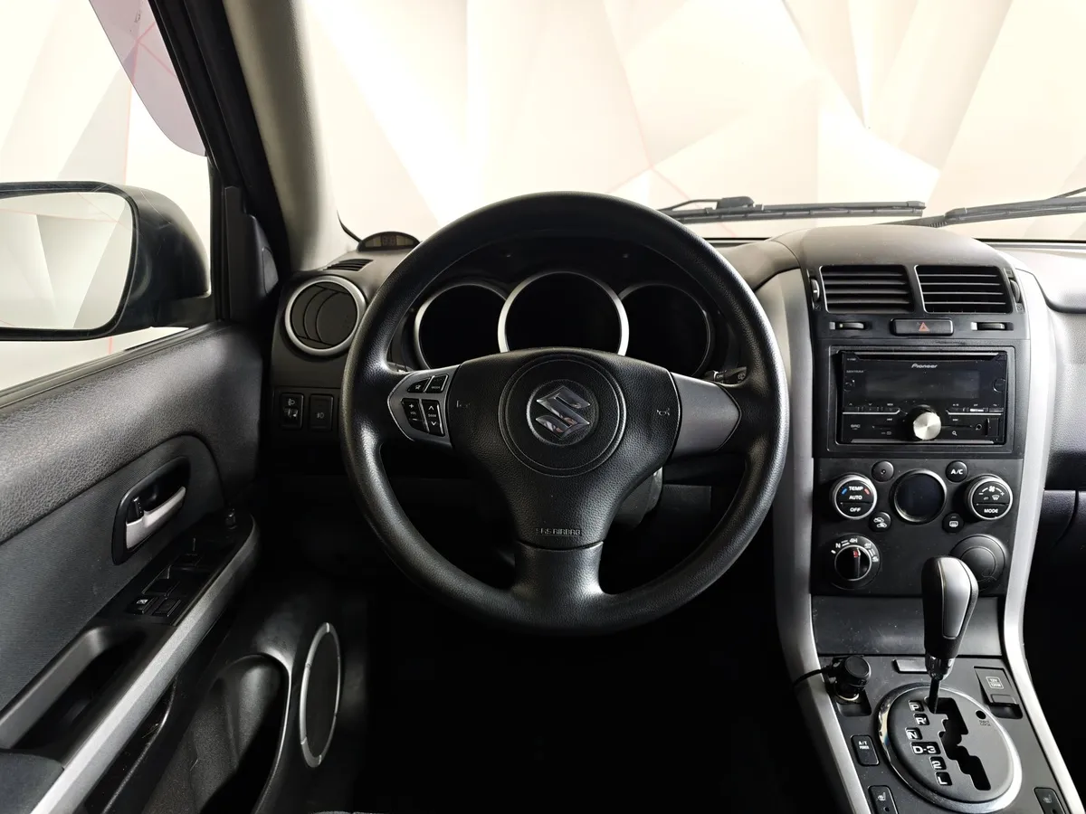 Suzuki Grand Vitara 2.0 AT (140 л.с.) Серый в АВИЛОН. Слайд №18