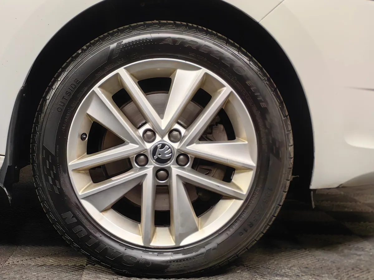 Skoda Rapid 1.6 AT (110 л.с.) Белый в АВИЛОН. Слайд №9