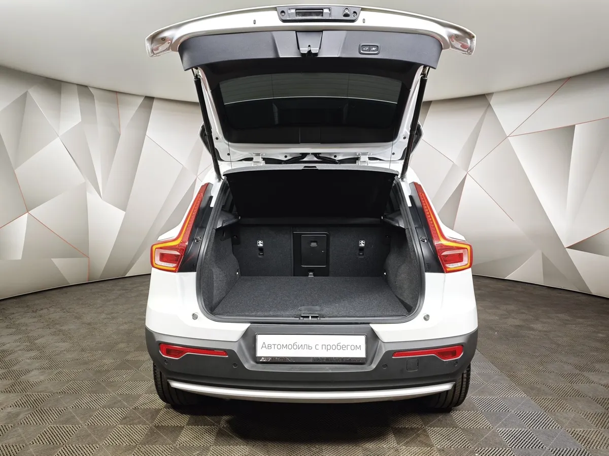 Volvo XC40 2.0 B4 AT AWD (190 л.с.) Deluxe Белый в АВИЛОН. Слайд №12
