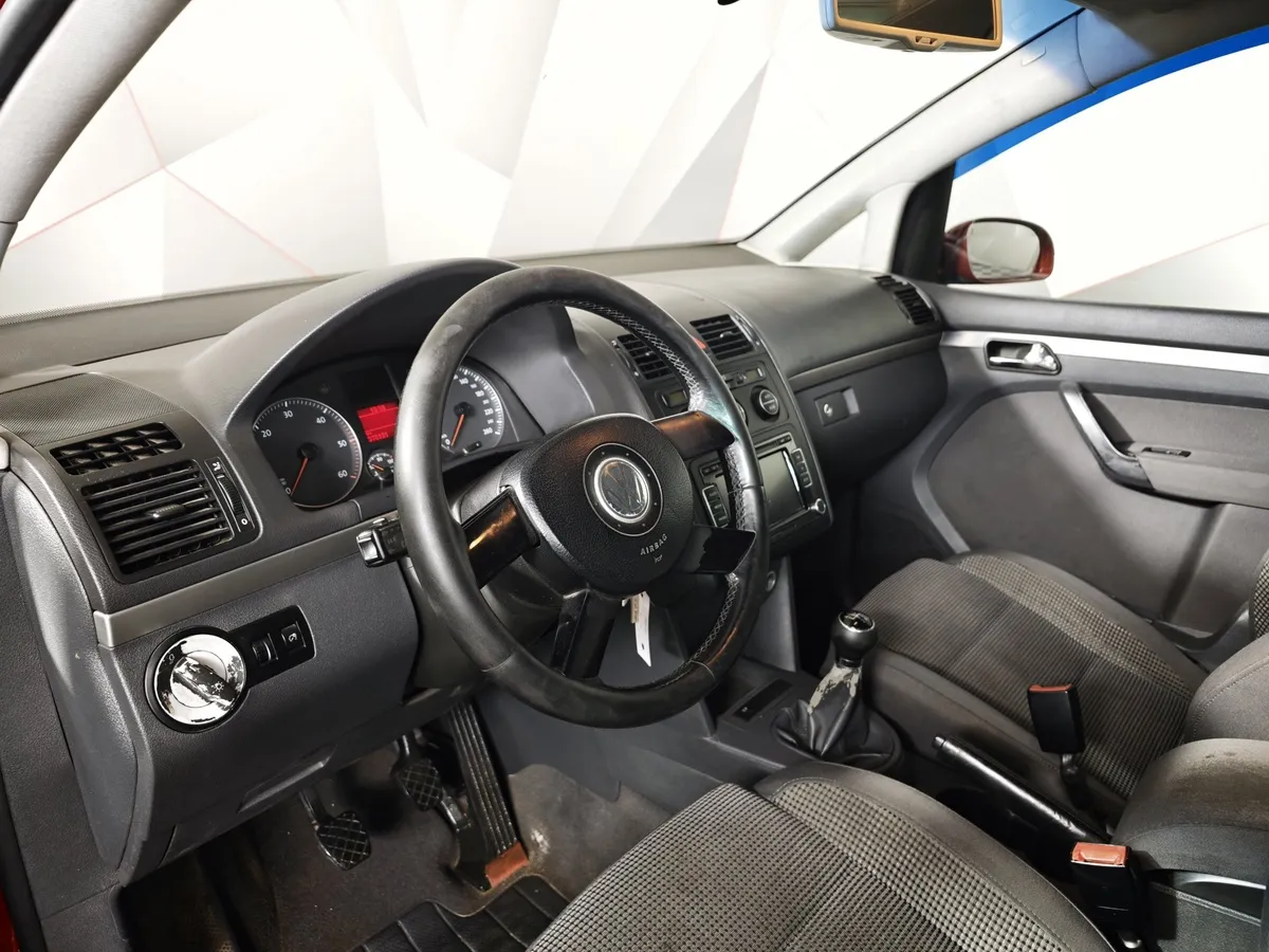 Volkswagen Touran 1.9 TDI AT (100 л.с.) Conceptline Красный в АВИЛОН. Слайд №16