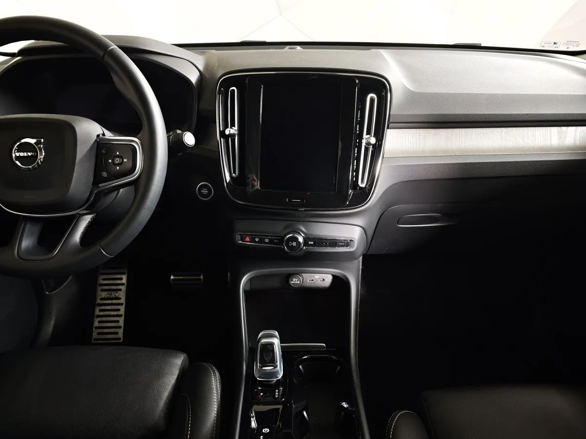 Volvo XC40 2.0 B4 AT AWD (190 л.с.) Deluxe Белый в АВИЛОН. Слайд №15