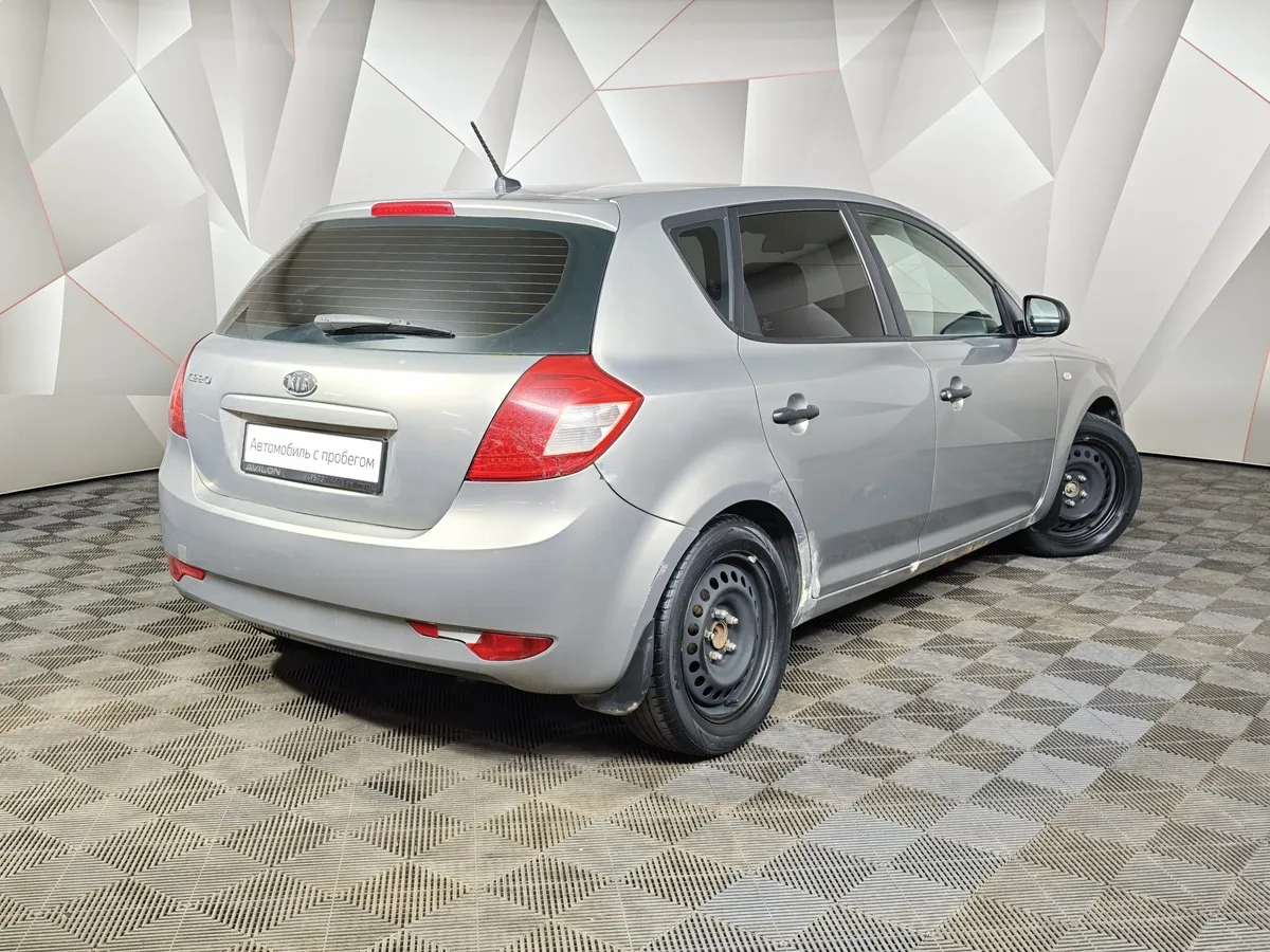 Kia Ceed 1.4 MT (109 л.с.) Серебристый в АВИЛОН. Слайд №2