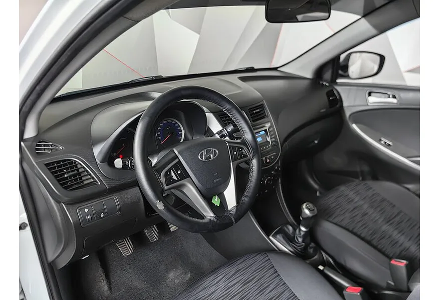 Hyundai Solaris 1.6 MT (123 л.с.) Comfort + Winter Белый в АВИЛОН. Слайд №18