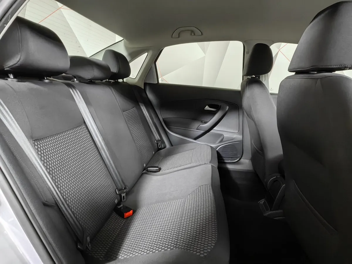 Volkswagen Polo 1.6 MPI AT (110 л.с.) Highline Серебристый в АВИЛОН. Слайд №16