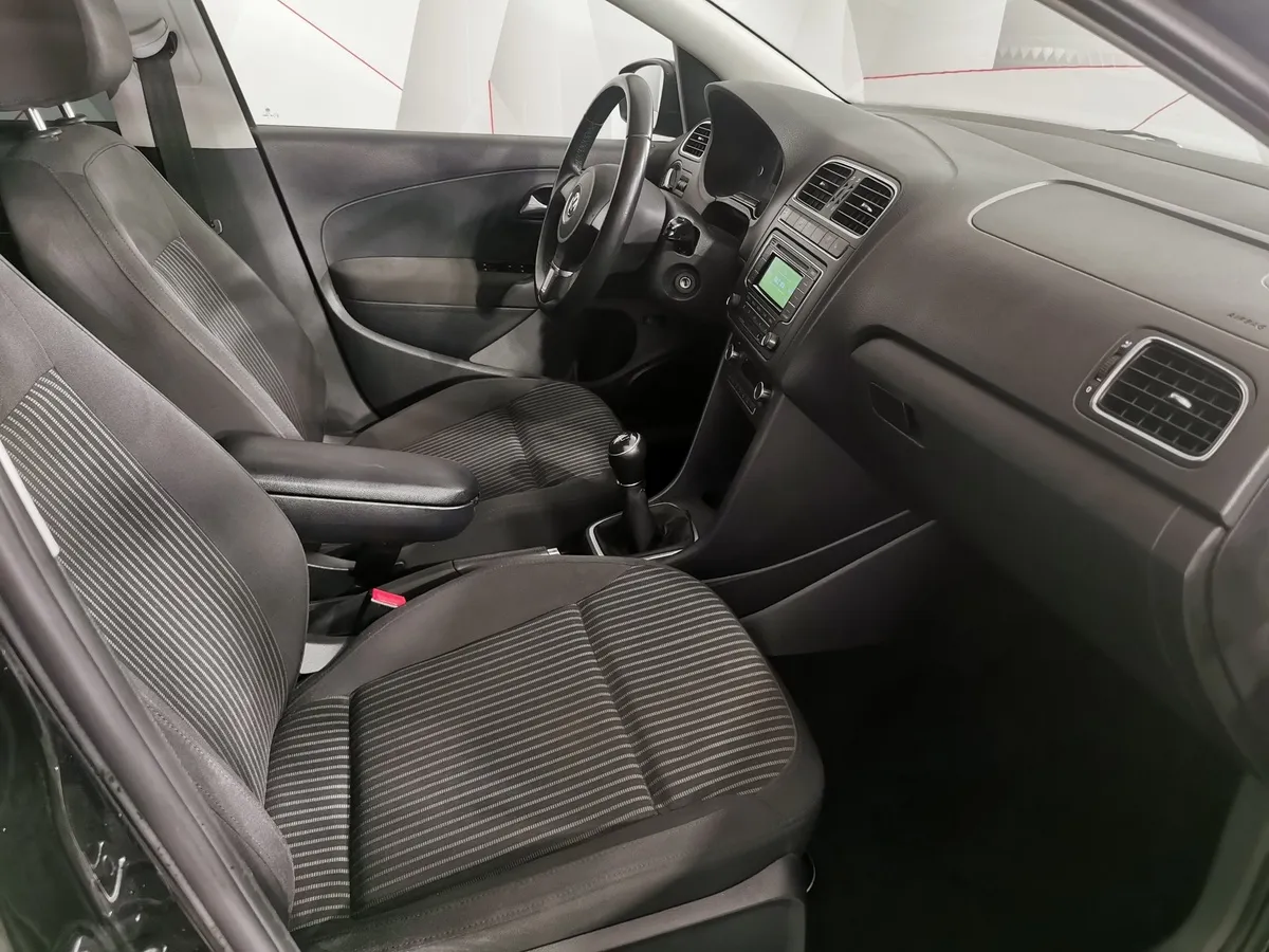 Volkswagen Polo 1.6 MT (105 л.с.) Черный в АВИЛОН. Слайд №12