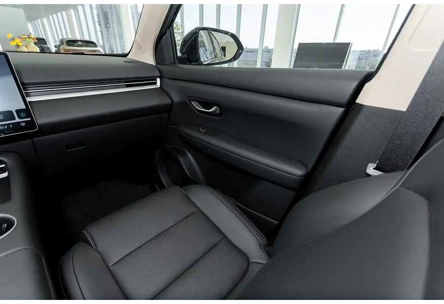 EVOLUTE i-SPACE 1.5 CVT (218 л.с.) (7 мест) Черный в АВИЛОН. Слайд №12