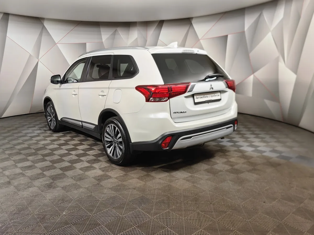 Mitsubishi Outlander 2.0 MIVEC CVT 4WD 7 мест (146 л.с.) Intense Plus Белый в АВИЛОН. Слайд №4