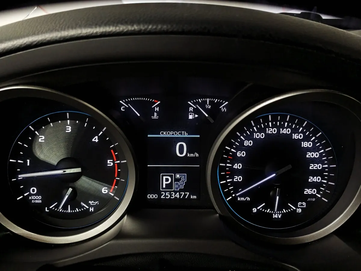 Toyota Land Cruiser 4.5 Twin-Turbo D AT 4WD (5 мест) (235 л.с.) Престиж Черный в АВИЛОН. Слайд №17