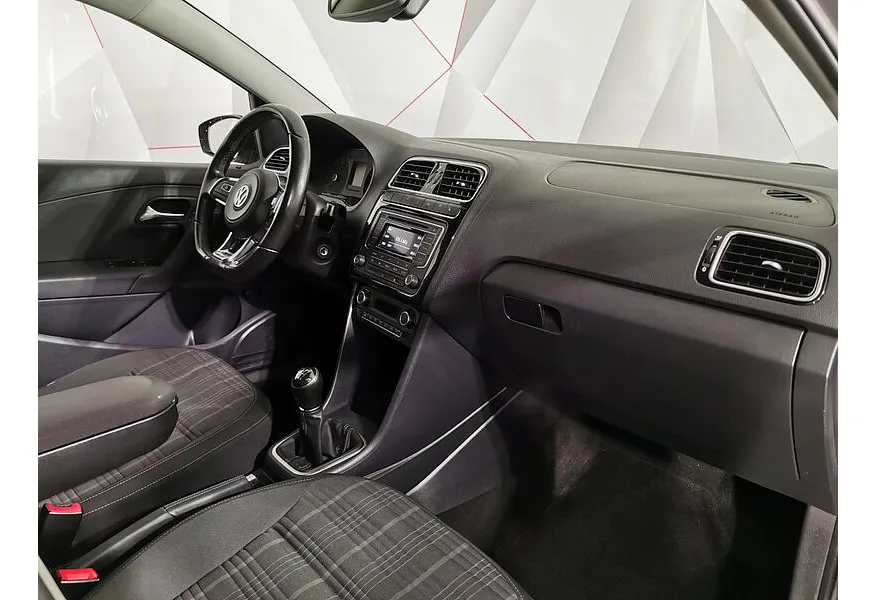 Volkswagen Polo 1.4 TSI MT (125 л.с.) GT Серебристый в АВИЛОН. Слайд №13