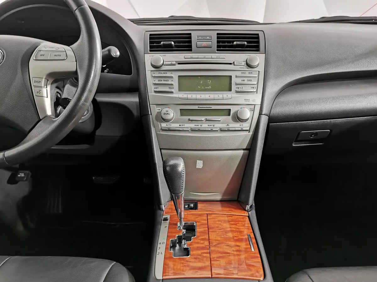 Toyota Camry 2.4 VVT-i AT (167 л.с.) Белый в АВИЛОН. Слайд №14