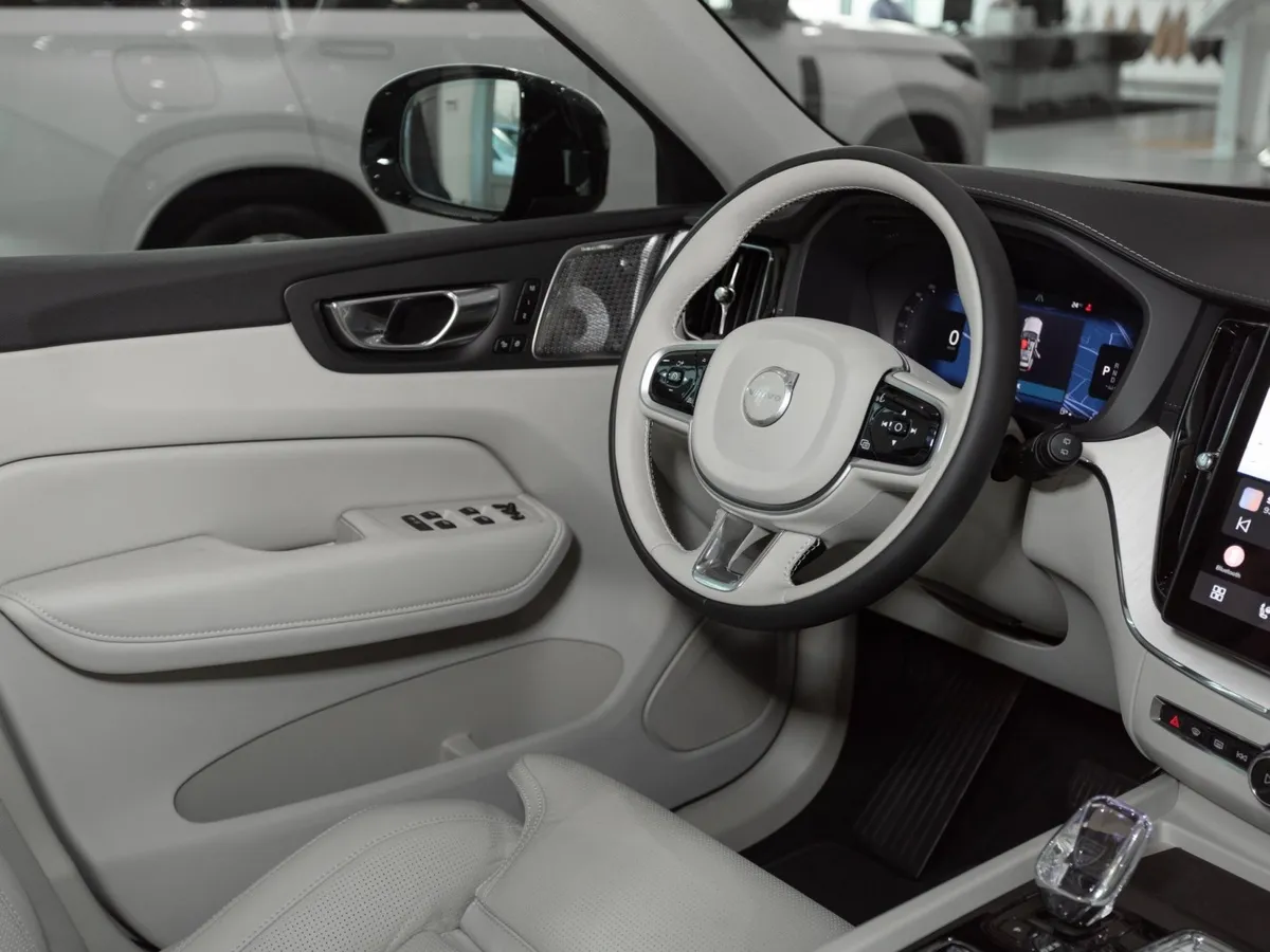 Volvo XC60 2.0 B5 8AT AWD (250 л.с.) Ultra Белый в АВИЛОН. Слайд №12