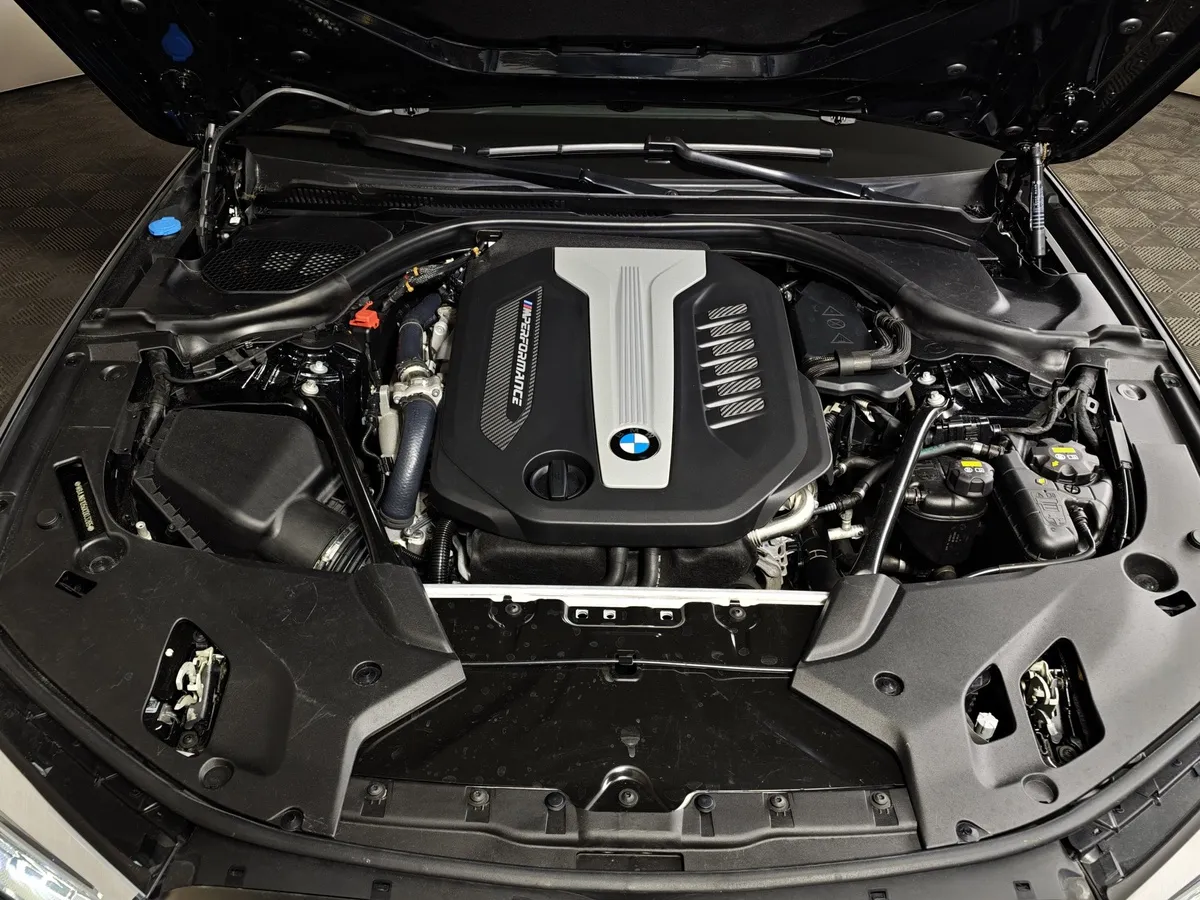 BMW 5 серия M550d xDrive Steptronic (400 л.с.) Черный в АВИЛОН. Слайд №10
