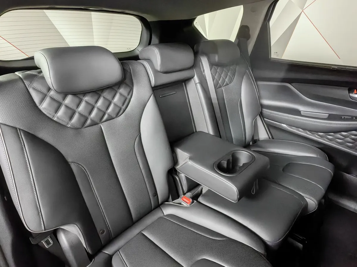 Hyundai Santa Fe 2.2 CRDi AWD 8AT (200 л.с.) High-Tech Белый в АВИЛОН. Слайд №17