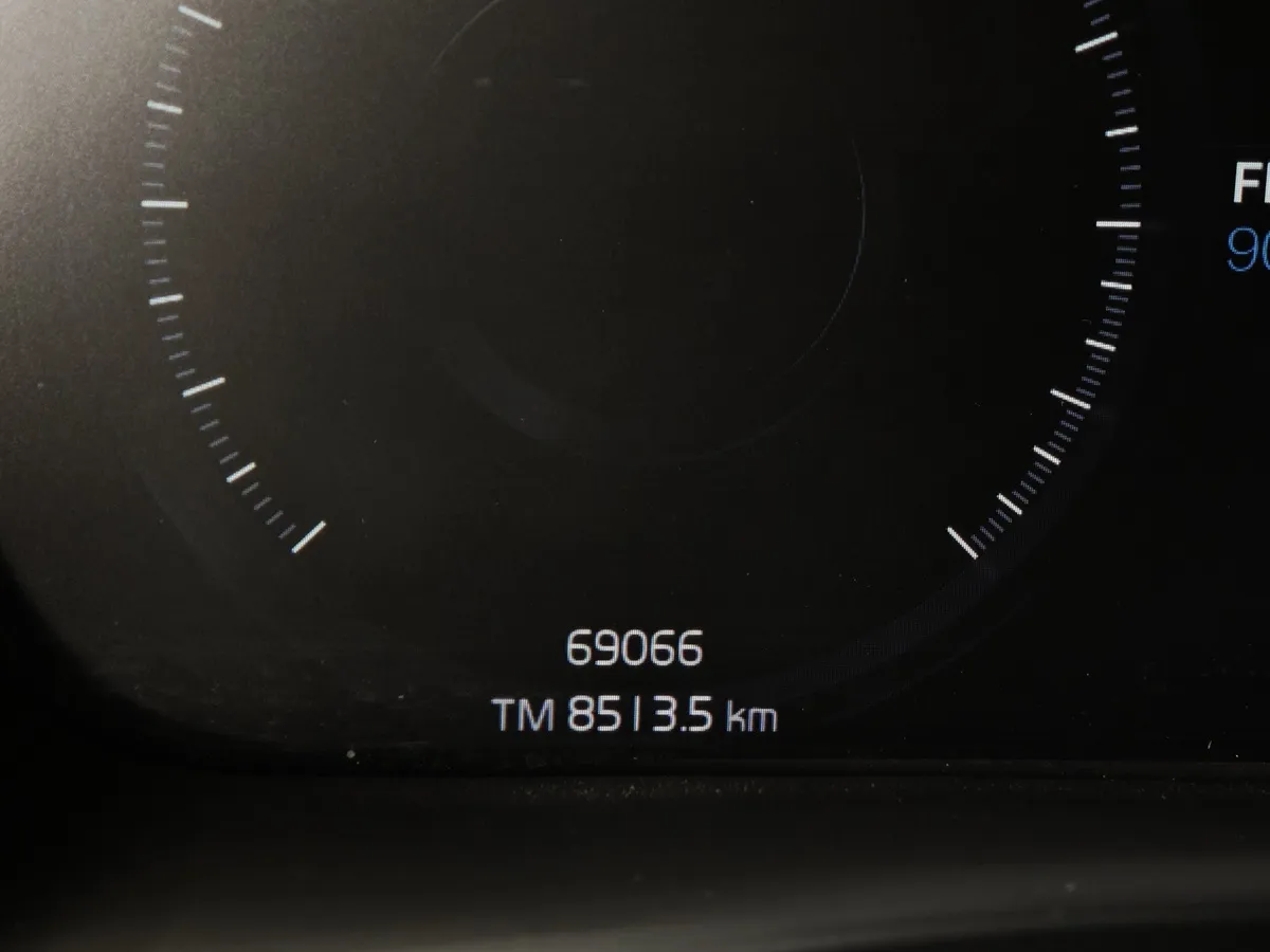 Volvo XC40 2.0 T4 Drive-E AT AWD (190 л.с.) Синий в АВИЛОН. Слайд №18