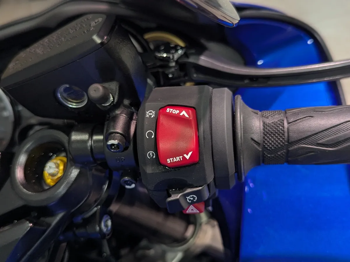 Suzuki GSX1300 R Hayabusa GSX1300 R 1340 см³ (197 л.с.) 1340 Синий в АВИЛОН. Слайд №10