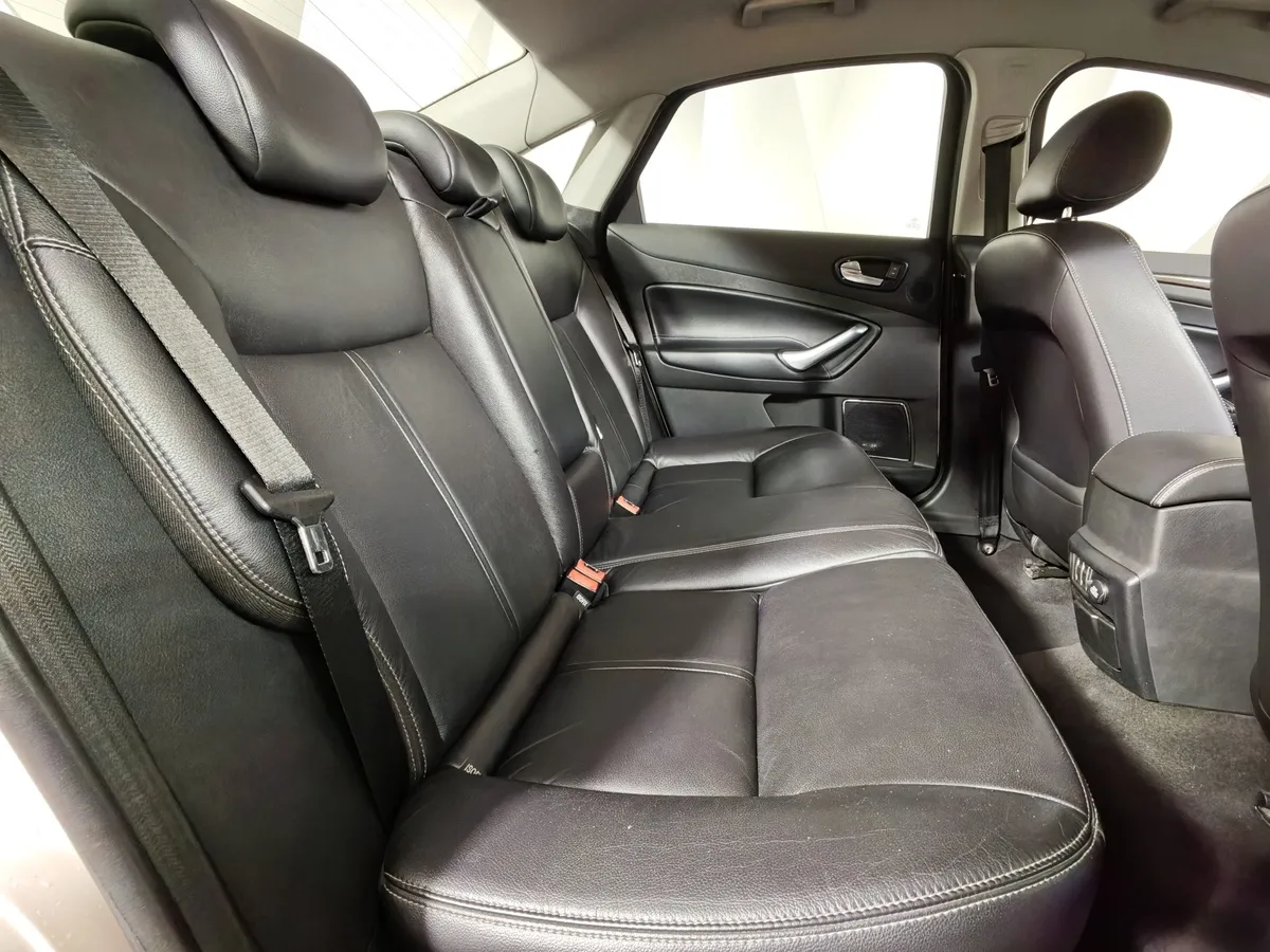 Ford Mondeo 2.3 AT (160 л.с.) Ghia Красный в АВИЛОН. Слайд №16