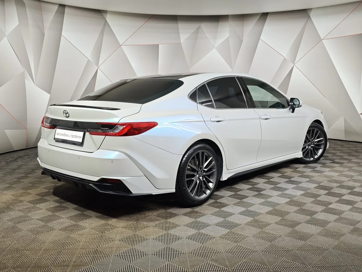 Toyota Camry 2.0h CVT (197 л.с.) Sport Plus Белый в АВИЛОН. Слайд №2