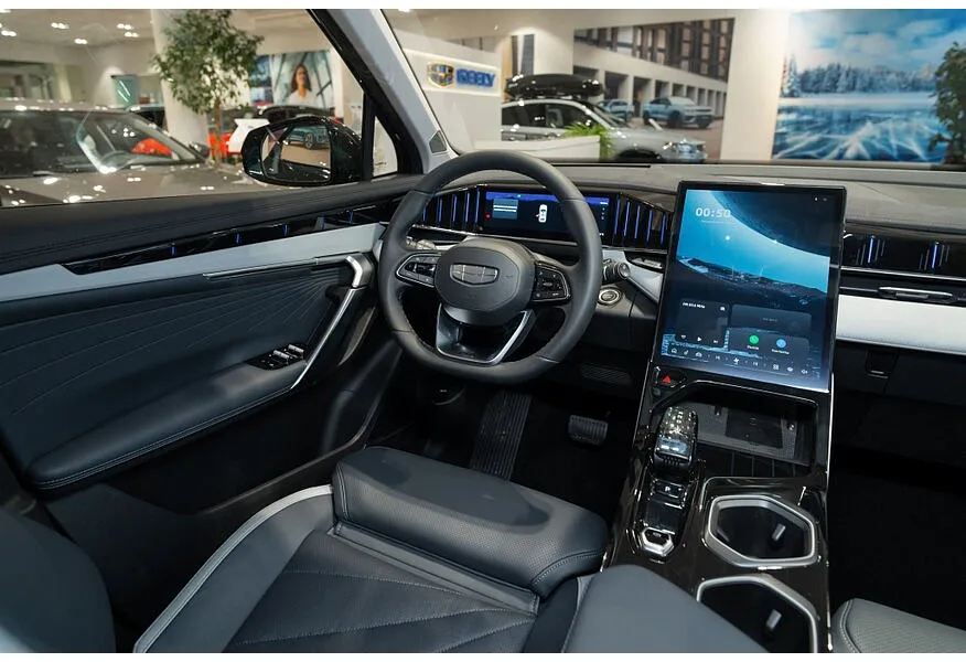 Geely Atlas 1.5T DCT FWD (147 л.с.) Luxury Белый в АВИЛОН. Слайд №3