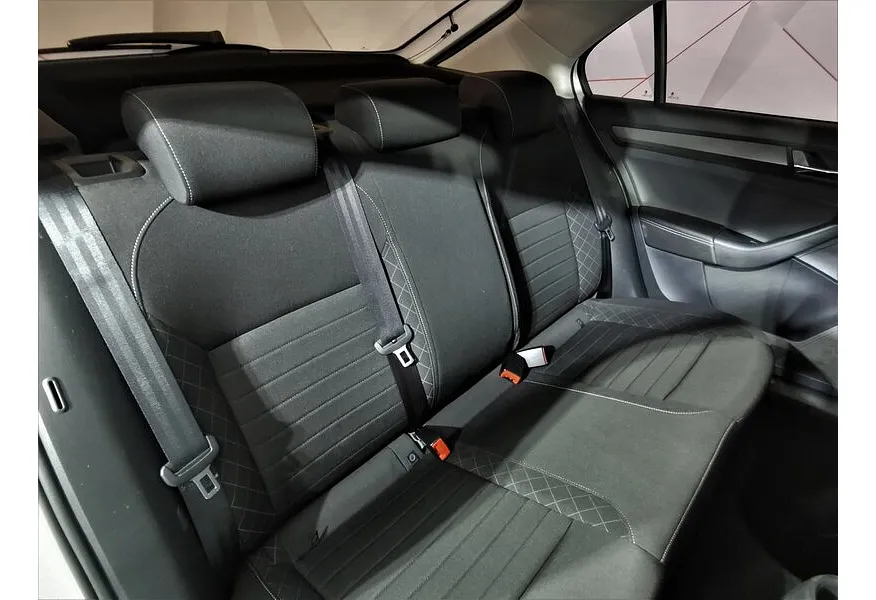 Skoda Rapid 1.6 MT (90 л.с.) Белый в АВИЛОН. Слайд №17