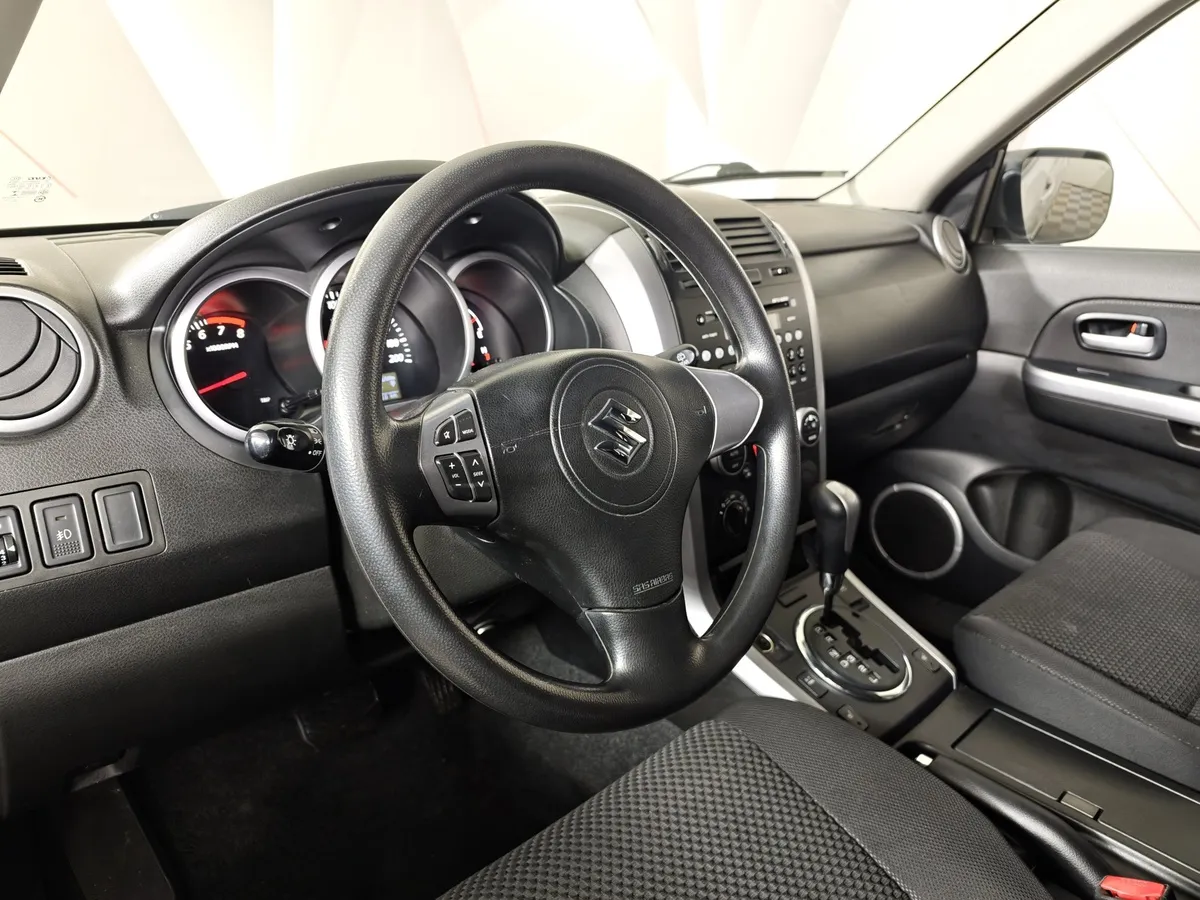 Suzuki Grand Vitara 2.0 AT (140 л.с.) Серебристый в АВИЛОН. Слайд №19