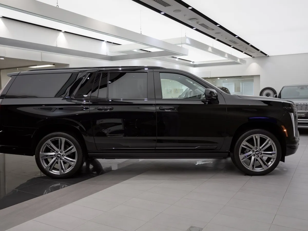 Cadillac Escalade 6.2 ESV AT AWD (420 л.с.) Sport Platinum Executive Черный в АВИЛОН. Слайд №3