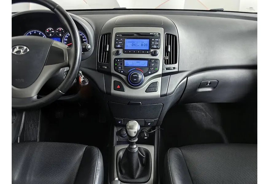 Hyundai i30 1.6 MT (122 л.с.) Серебристый в АВИЛОН. Слайд №14