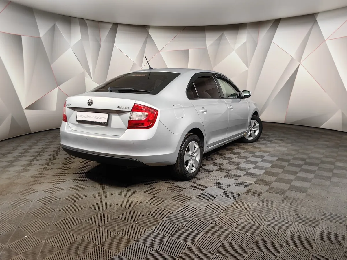 Skoda Rapid 1.6 MT (105 л.с.) Серебристый в АВИЛОН. Слайд №2