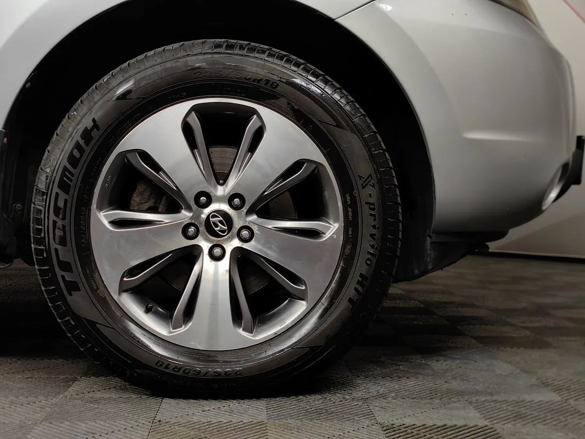 Hyundai Santa Fe 2.7 AT (188 л.с.) Серебристый в АВИЛОН. Слайд №9