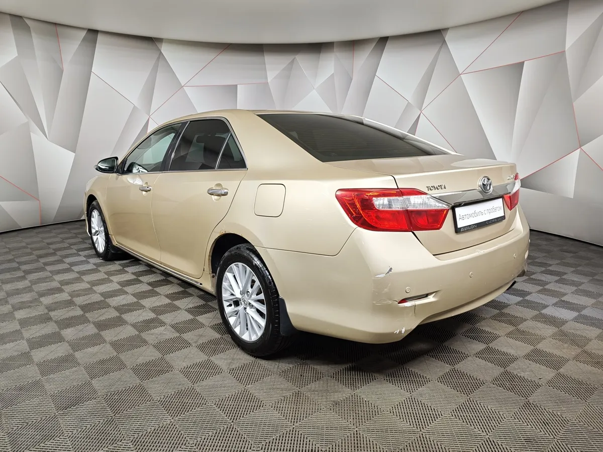 Toyota Camry 2.5 AT (181 л.с.) Бежевый в АВИЛОН. Слайд №4